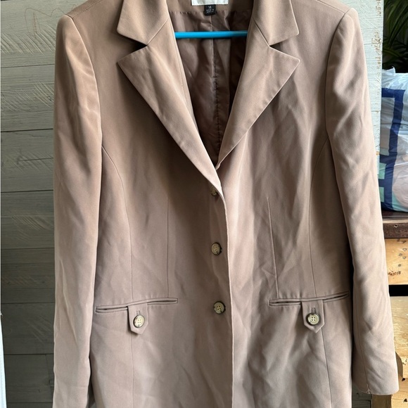 Elegant Tan Women's Blazer - Picture 2 of 10